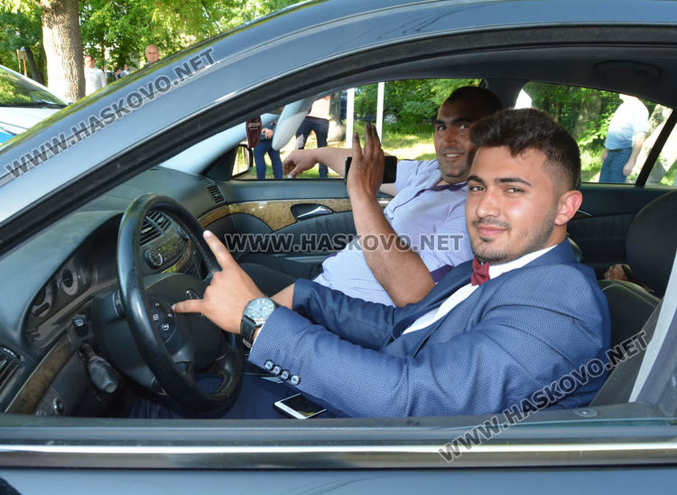 Атрактивно и стилно начало на балната седмица поставиха абитуриентите от Царската гимназия