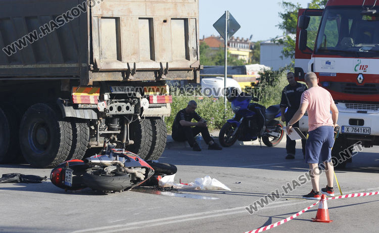 Моторист загина на място край Димитровград след удар в камион