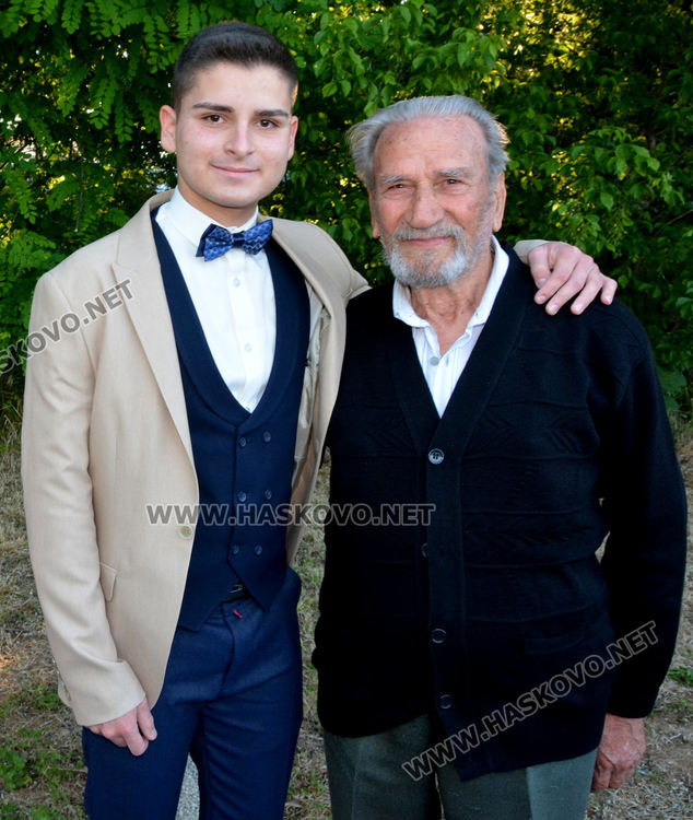 Атрактивно и стилно начало на балната седмица поставиха абитуриентите от Царската гимназия