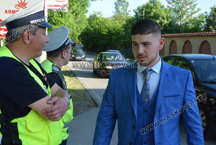 Атрактивно и стилно начало на балната седмица поставиха абитуриентите от Царската гимназия