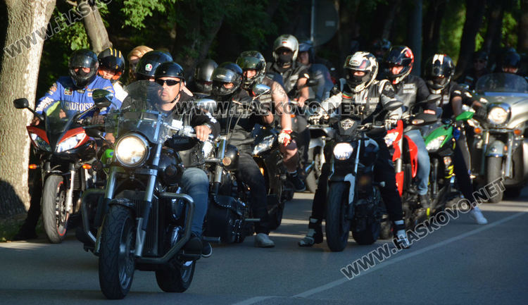 Атрактивно и стилно начало на балната седмица поставиха абитуриентите от Царската гимназия