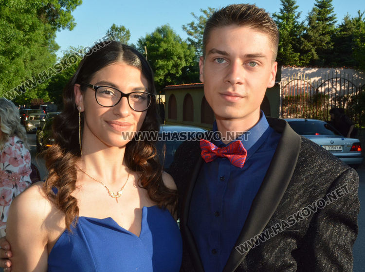 Атрактивно и стилно начало на балната седмица поставиха абитуриентите от Царската гимназия