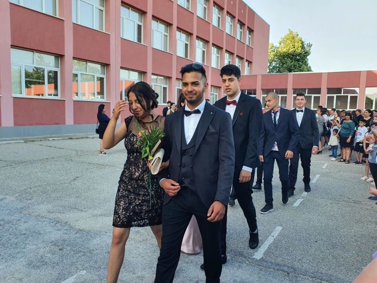 Абитуриентите на ПГСС празнуват днес