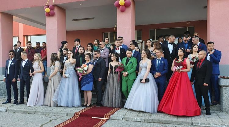 Абитуриентите на ПГСС празнуват днес