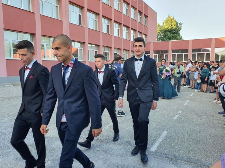 Абитуриентите на ПГСС празнуват днес