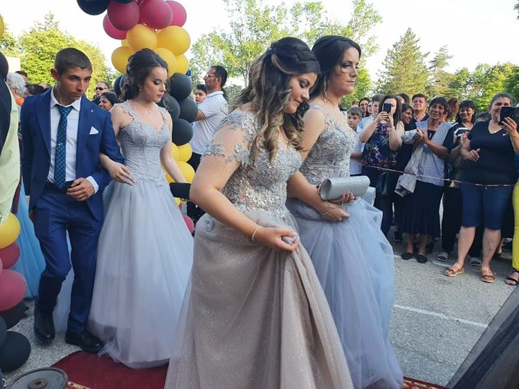 Абитуриентите на ПГСС празнуват днес