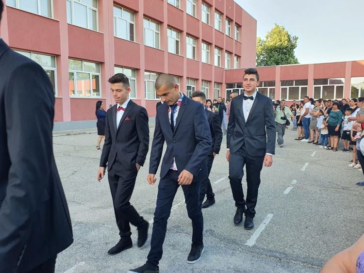 Абитуриентите на ПГСС празнуват днес