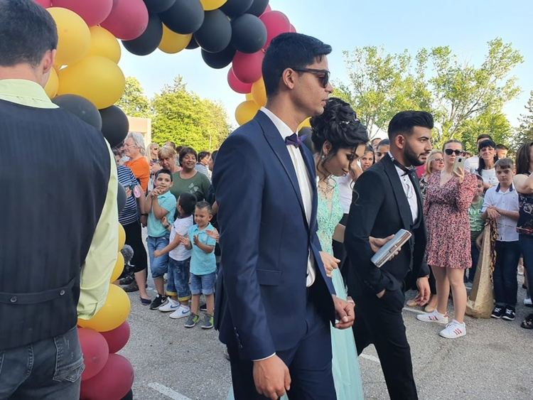 Абитуриентите на ПГСС празнуват днес