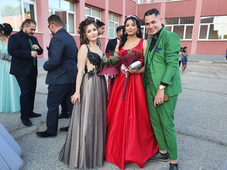 Абитуриентите на ПГСС празнуват днес