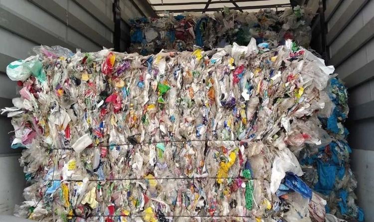 Камиони с пластмасови отпадъци от Румъния, Полша и България са задържани на границата с Турция