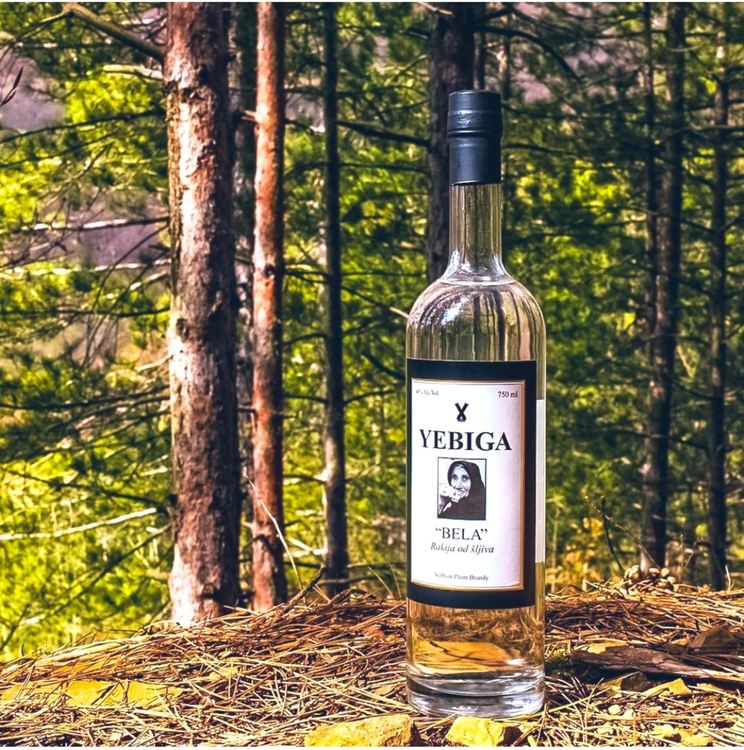 Басистът на Faith No More внася сръбска ракия с неприлично име в САЩ