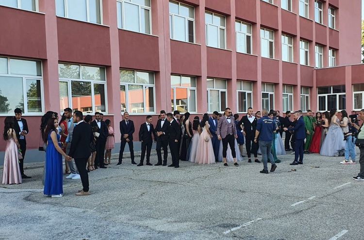 Абитуриентите на ПГСС празнуват днес