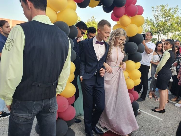 Абитуриентите на ПГСС празнуват днес