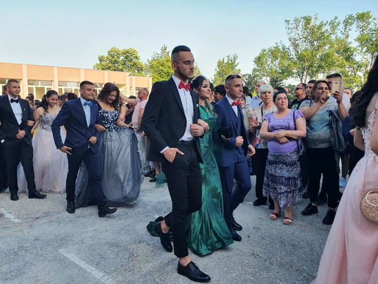 Абитуриентите на ПГСС празнуват днес