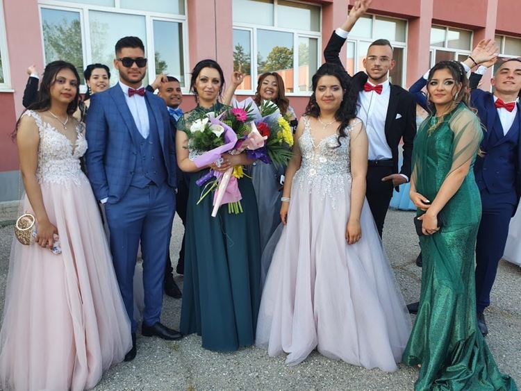 Абитуриентите на ПГСС празнуват днес