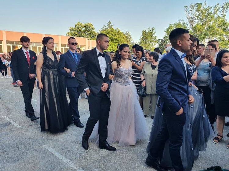 Абитуриентите на ПГСС празнуват днес