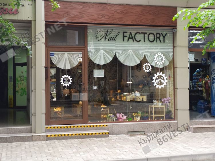 Бизнесмени от Кърджали чакат редом с дами в студията за красота, маникюрът и педикюрът се смятат за белег на стандарт