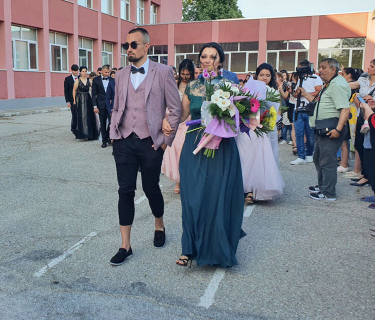 Абитуриентите на ПГСС празнуват днес