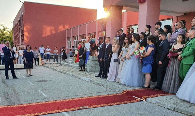 Абитуриентите на ПГСС празнуват днес