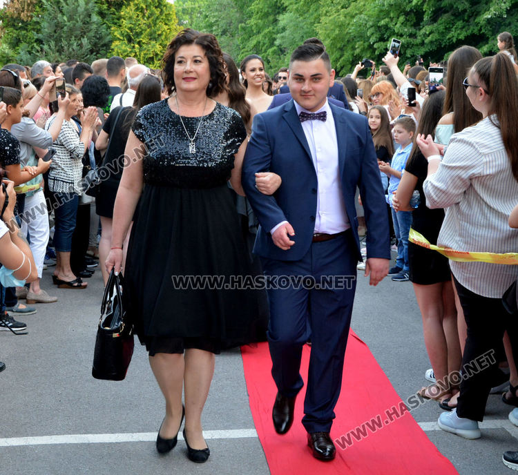 Юбилейният випуск на Езиковата гимназия мина по червения килим в балната си вечер