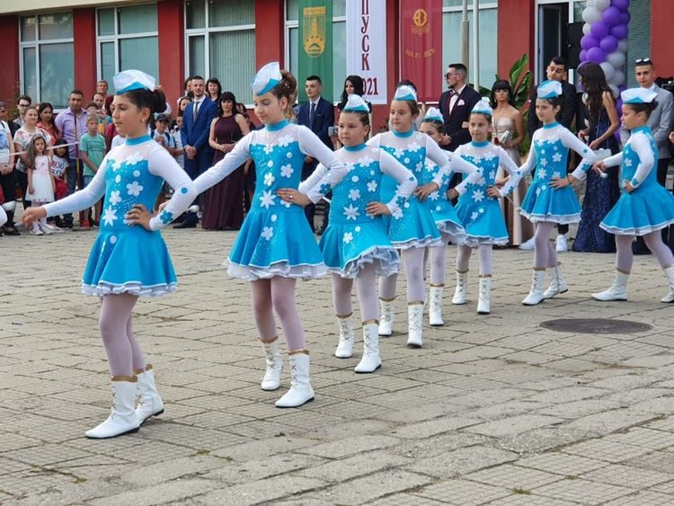 Абитуриент в носия стана атракция на бала на златаровци