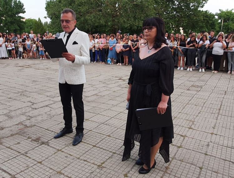 Абитуриент в носия стана атракция на бала на златаровци