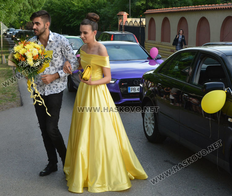 Юбилейният випуск на Езиковата гимназия мина по червения килим в балната си вечер