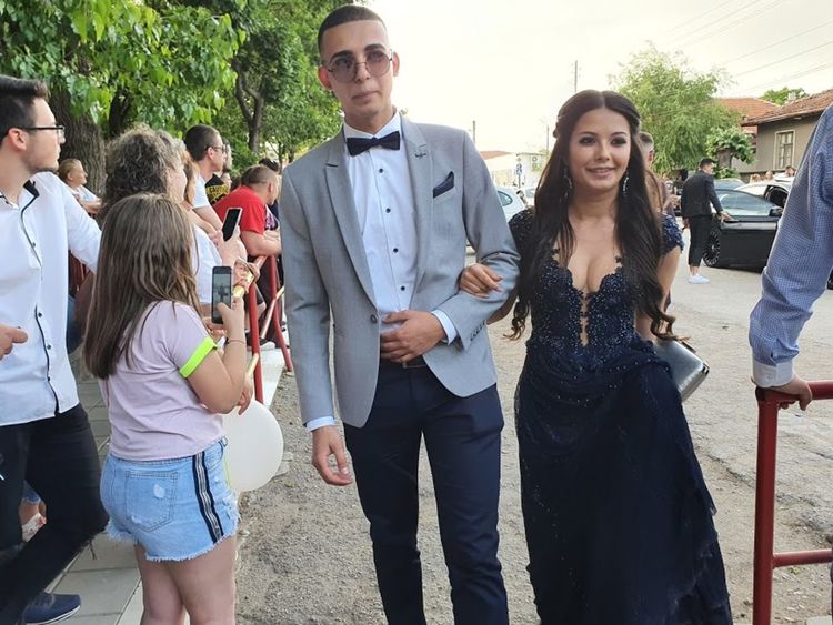 Абитуриент в носия стана атракция на бала на златаровци