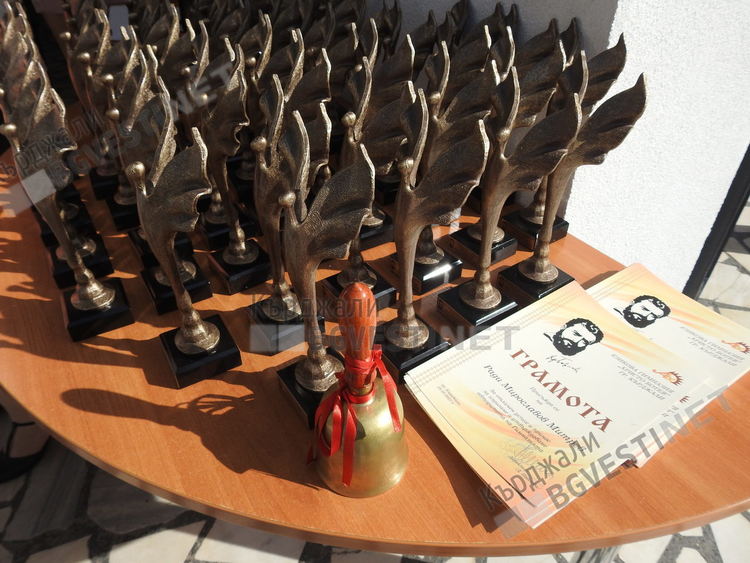 Най-старата гимназия в Източните Родопи изпрати своите абитуриенти, зрелостниците предадоха огъня на знанието