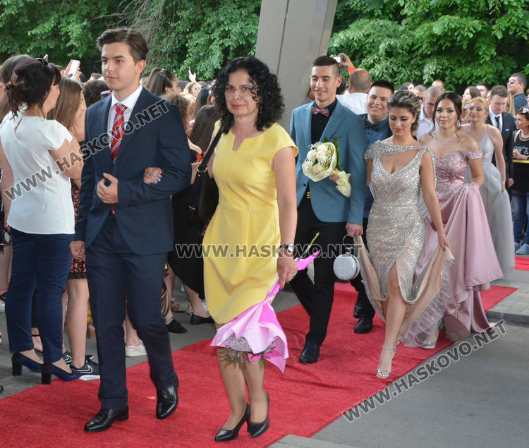 Юбилейният випуск на Езиковата гимназия мина по червения килим в балната си вечер