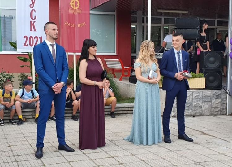 Абитуриент в носия стана атракция на бала на златаровци