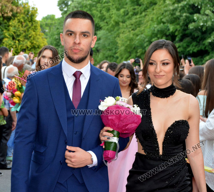 Юбилейният випуск на Езиковата гимназия мина по червения килим в балната си вечер