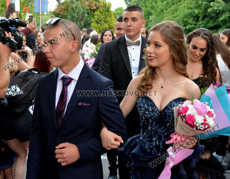 Юбилейният випуск на Езиковата гимназия мина по червения килим в балната си вечер