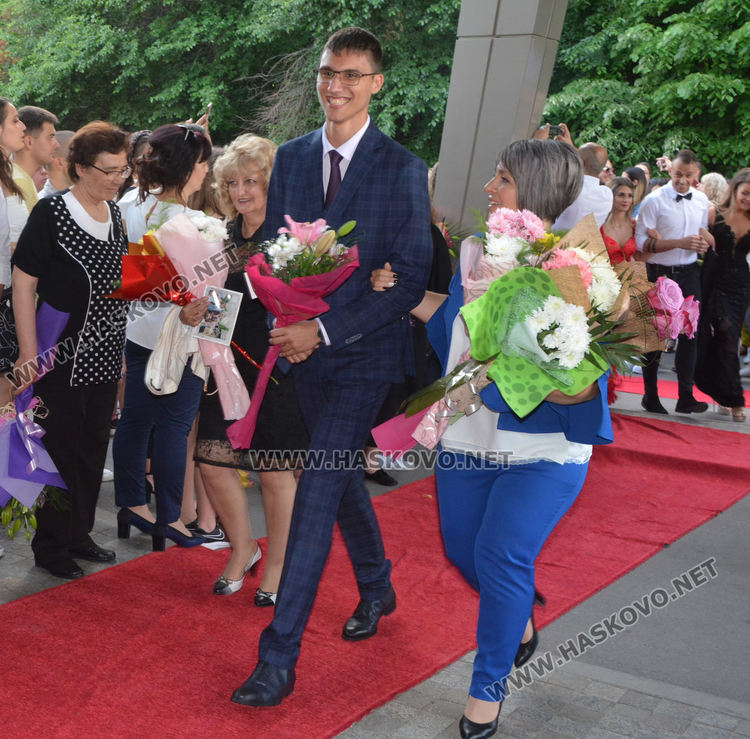 Юбилейният випуск на Езиковата гимназия мина по червения килим в балната си вечер