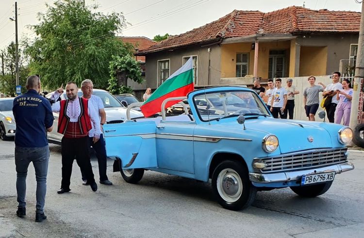 Абитуриент в носия стана атракция на бала на златаровци