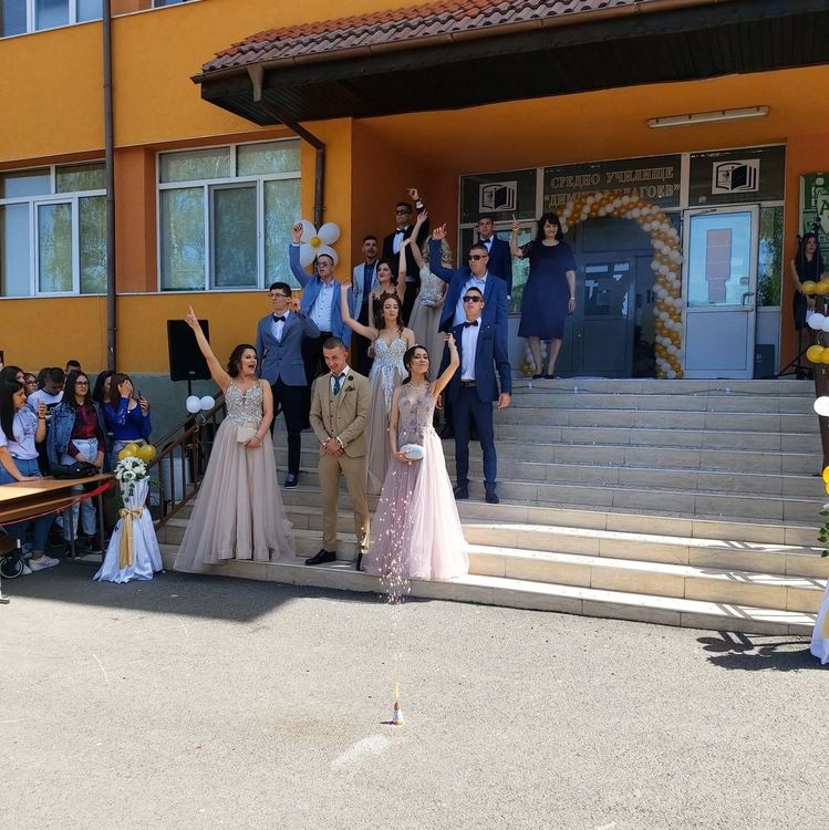 Доспат изпрати тържествено своите абитуриенти
