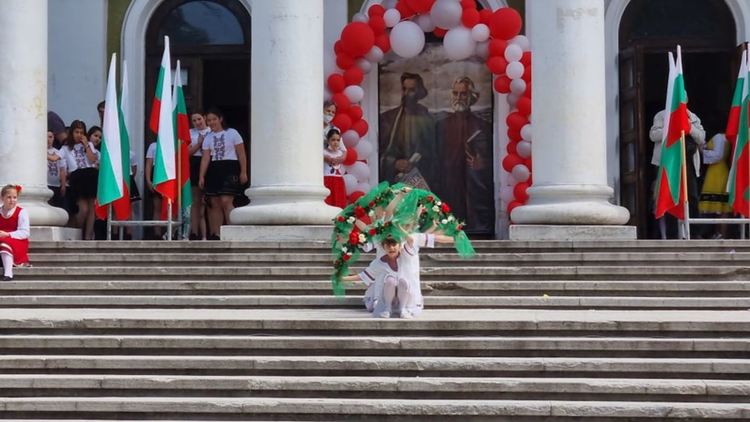 Кметът на Асеновград : Нека всички съхраняваме пламъка на знанието (снимки)
