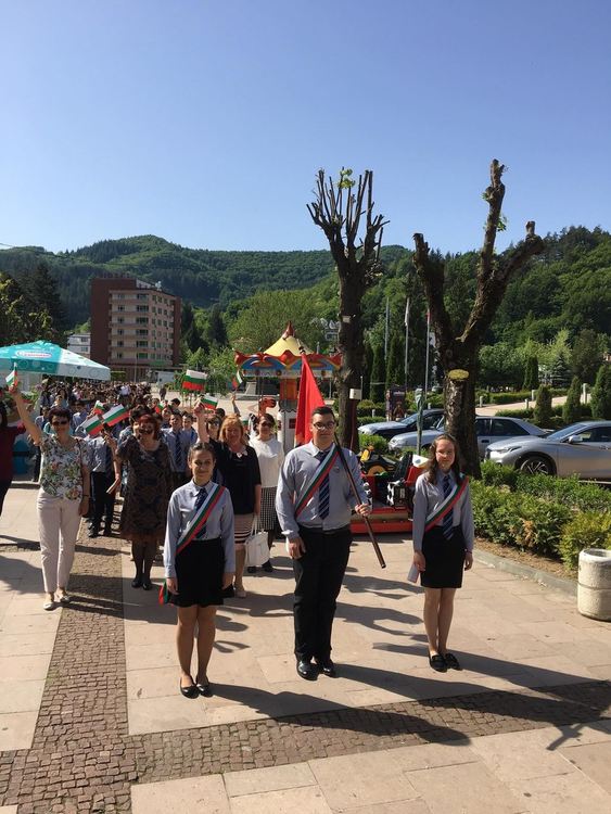 С шествие в Златоград отпразнуваха 24 май, учители и ученици получиха награди