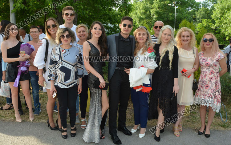 Юбилейният випуск на Езиковата гимназия мина по червения килим в балната си вечер