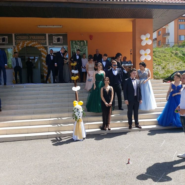 Доспат изпрати тържествено своите абитуриенти