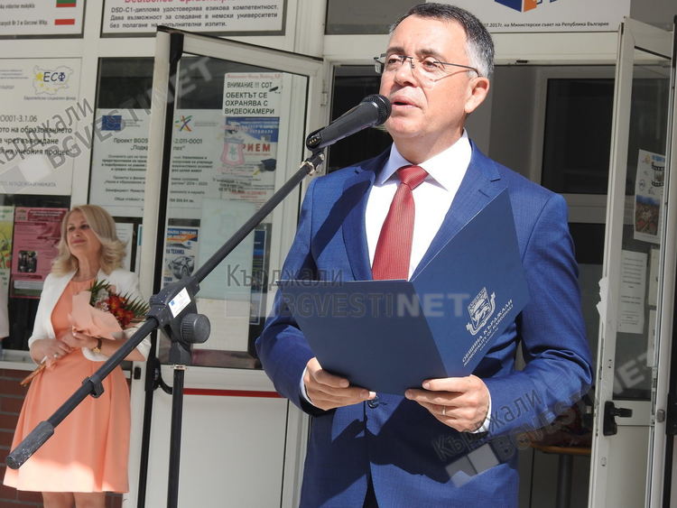 Най-старата гимназия в Източните Родопи изпрати своите абитуриенти, зрелостниците предадоха огъня на знанието