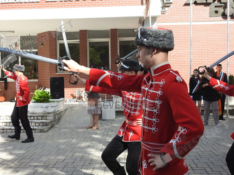 Най-старата гимназия в Източните Родопи изпрати своите абитуриенти, зрелостниците предадоха огъня на знанието