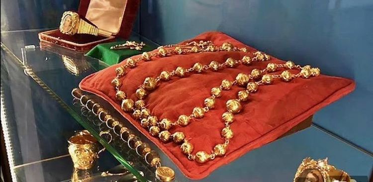 Откраднаха златната броеница на Мери, кралицата на Шотландия