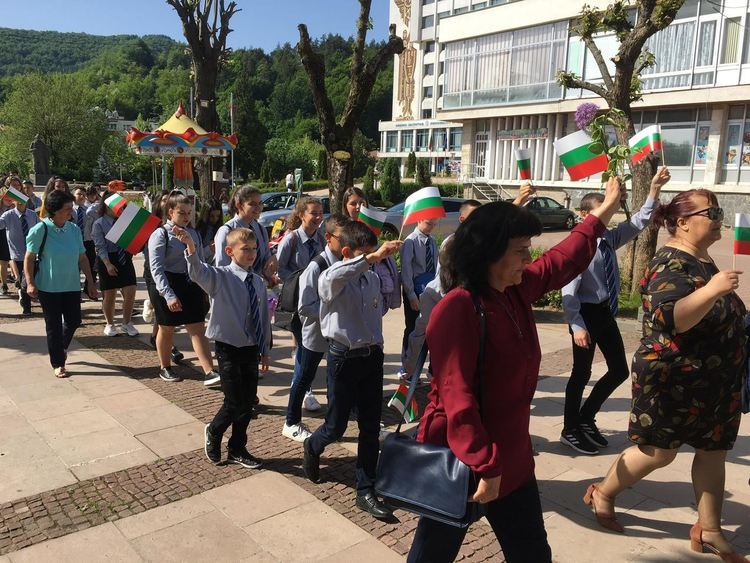 С шествие в Златоград отпразнуваха 24 май, учители и ученици получиха награди