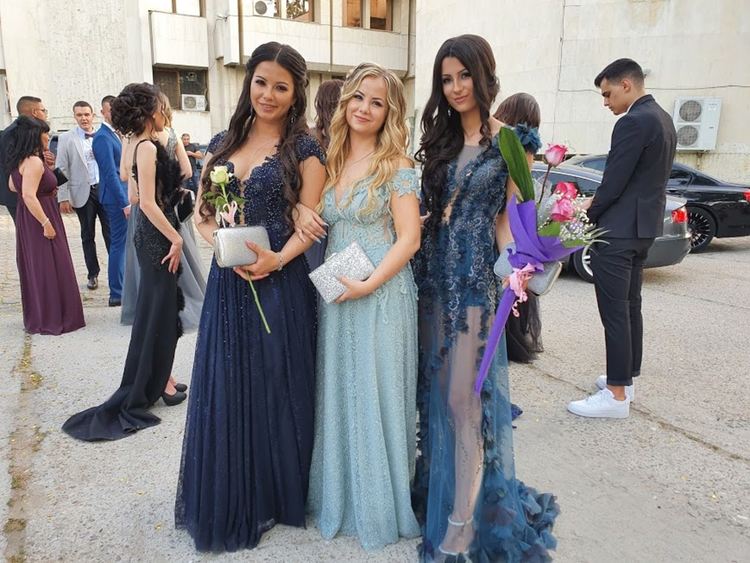 Абитуриент в носия стана атракция на бала на златаровци