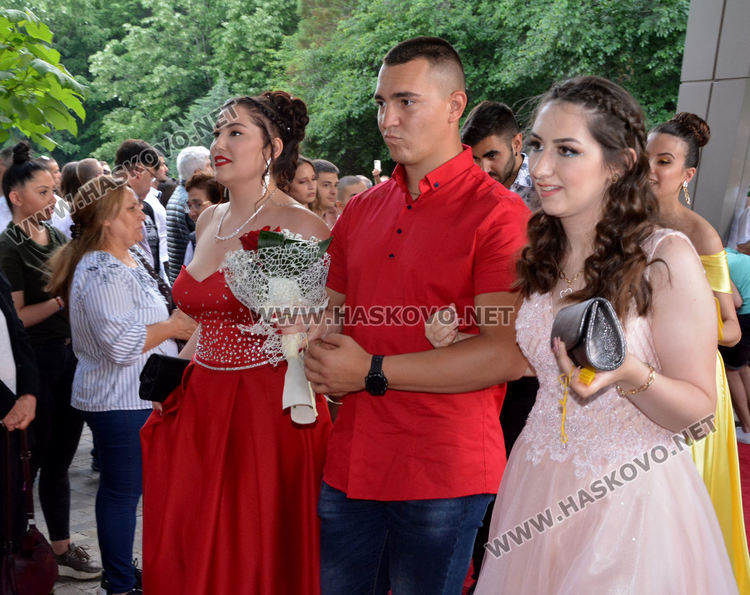 Юбилейният випуск на Езиковата гимназия мина по червения килим в балната си вечер