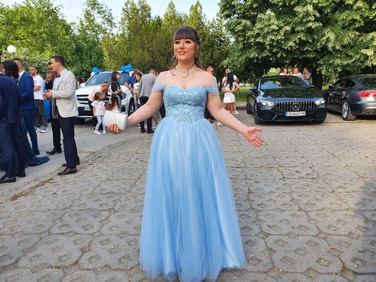 Абитуриент в носия стана атракция на бала на златаровци