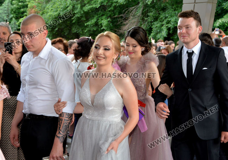 Юбилейният випуск на Езиковата гимназия мина по червения килим в балната си вечер