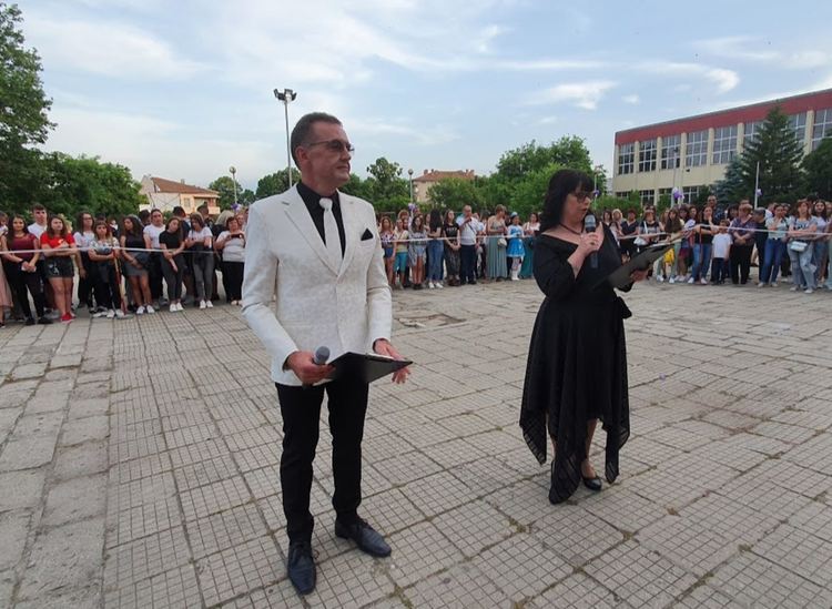 Абитуриент в носия стана атракция на бала на златаровци