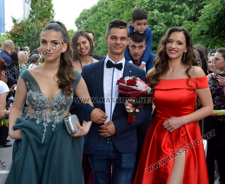 Юбилейният випуск на Езиковата гимназия мина по червения килим в балната си вечер